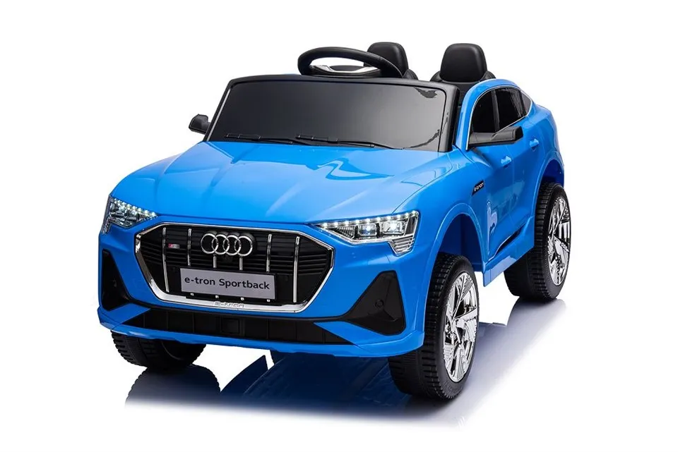 おもちゃの車を運転する