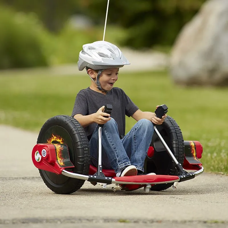 電動レーシングカーの子供たちが漂流する